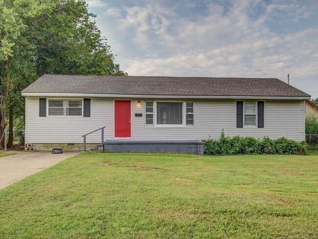 Building Photo - Available Now! 3 Bed / Bath & Large Backyard! Price drop!