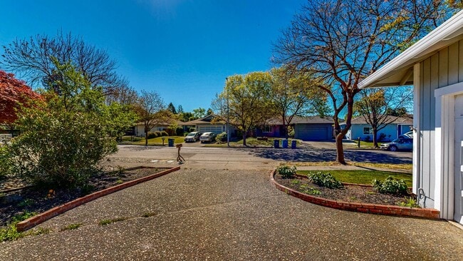 Building Photo - Well Maintain West Side Single Story 3 bedroom 2 bathroom home with 2 car garage