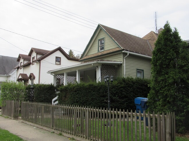 Building Photo - 605 N State St