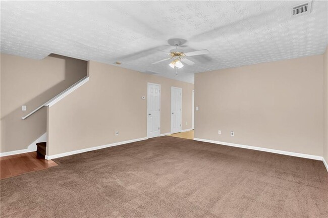 Building Photo - 5566 Pineridge Ct