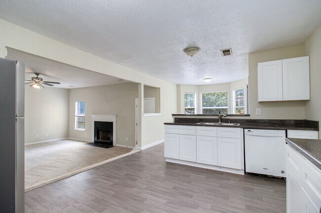 Foto del edificio - 4 Bedroom 2.5 Bath House
