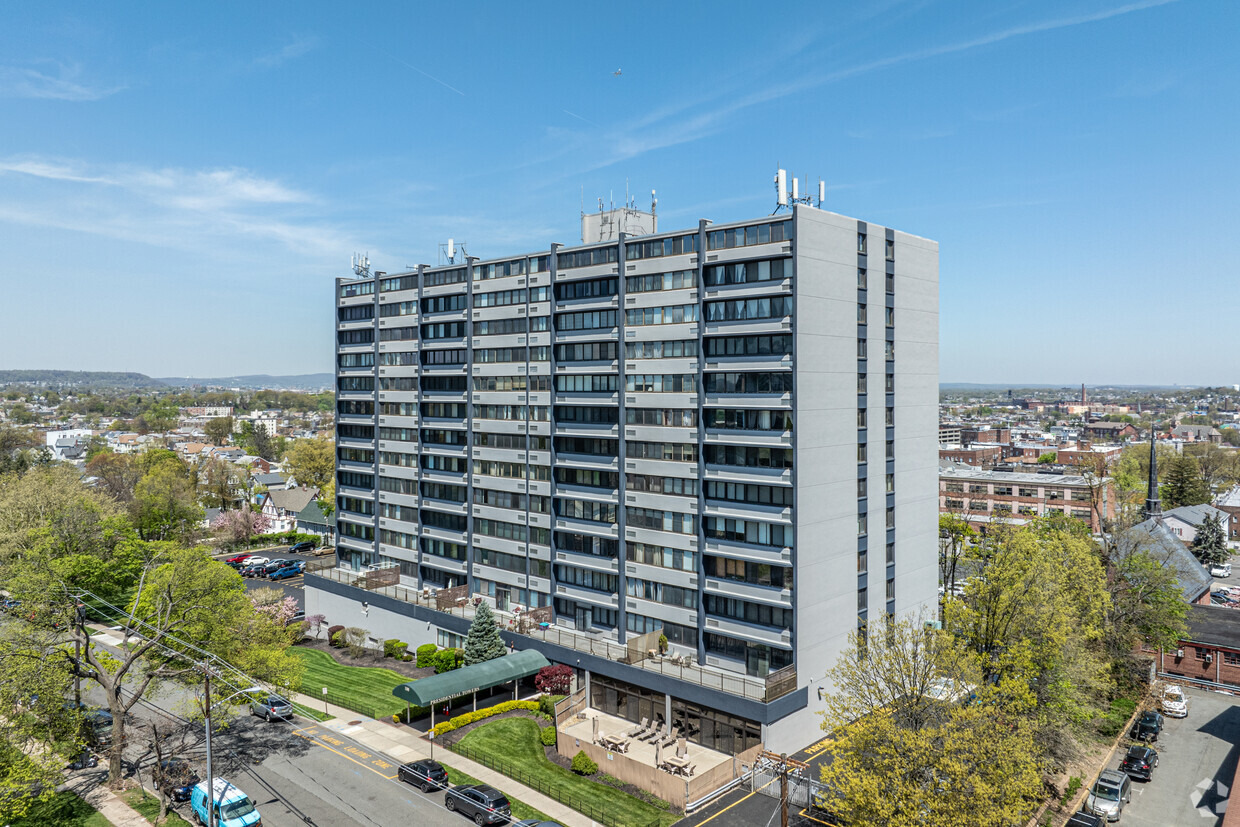 180 Lafayette Ave - Presidential Towers