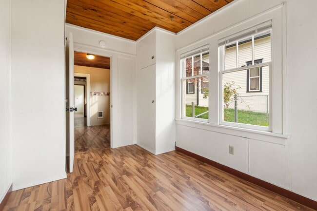 Building Photo - 482 NE Adams Ave