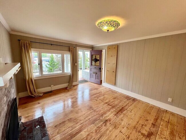 Building Photo - Quaint Pacific Grove Single Family Home - ...