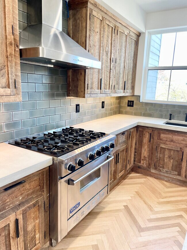 Building Photo - 1114 8th St NE