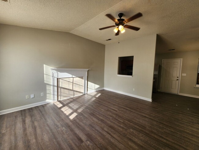 Foto del edificio - 3 Bedroom Home Near University Area