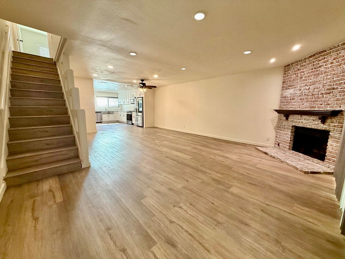 Foto principal - Beautifully Updated 3-Bedroom Tri-Level Co...