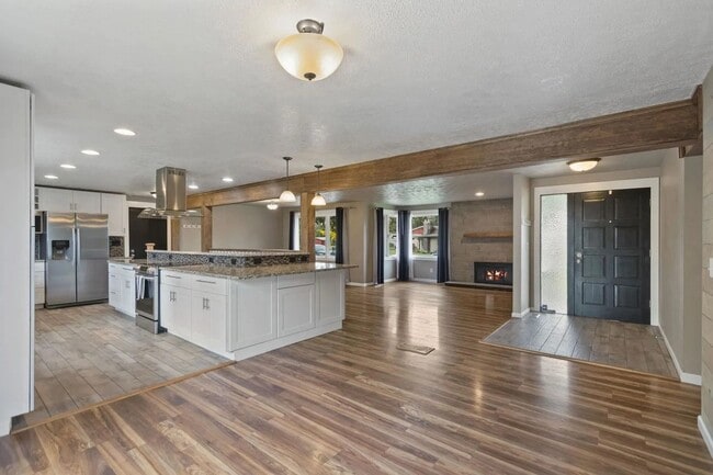 Building Photo - Spacious 5-Bedroom Home in Coveted Mead Sc...