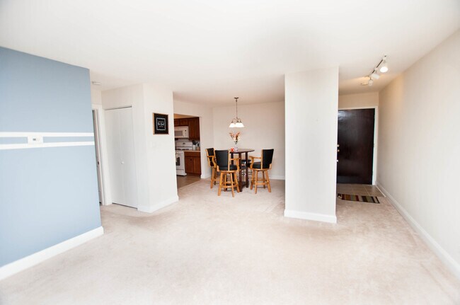 Building Photo - 1100 E Randville Dr