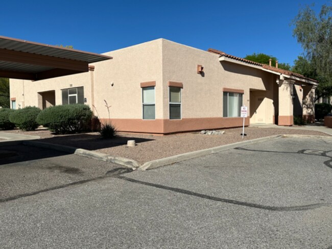 Building Photo - 1592 N Pso La Tinaja