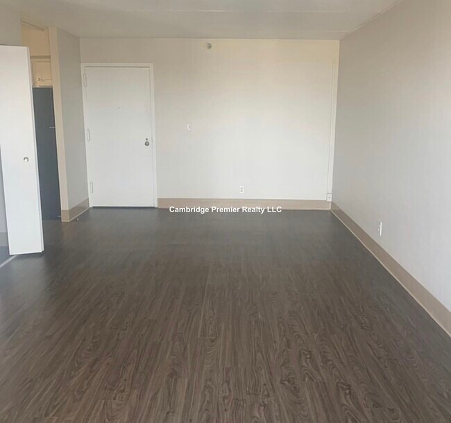 Building Photo - 812 Memorial Dr
