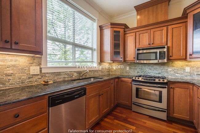 Building Photo - Luxury Two Bedroom Townhouse W/ Stylish Am...