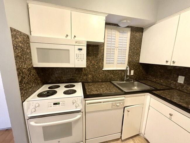 Building Photo - 2418 E 59th Ct