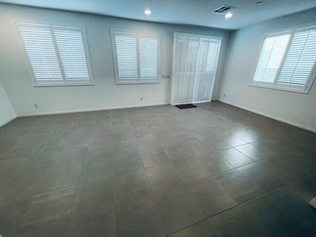 Foto del edificio - BEAUTIFUL 4 BEDROOM + LOFT HOME LOCATED IN...