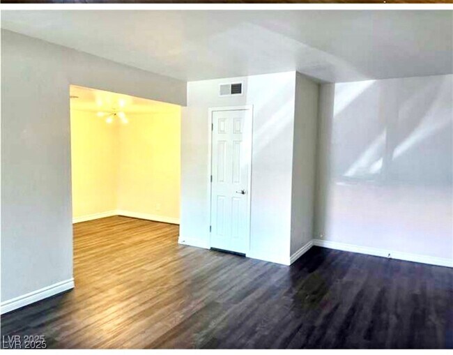 Building Photo - 5260 River Glen Dr