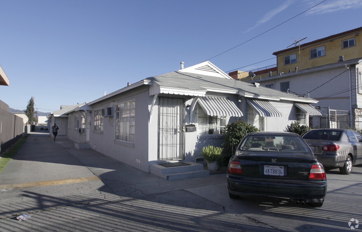 Primary Photo - 6724-6728 Vineland Ave