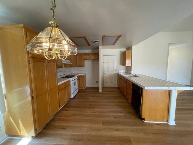 Building Photo - Modern Living in California City