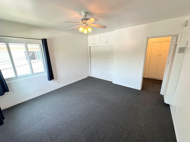 Building Photo - Corner 1 Bedroom Apartment in Los Feliz!