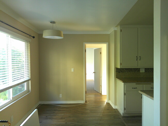 Building Photo - 311 N Westlake Ave