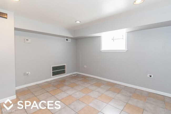 Building Photo - 4315 N Oakley Ave