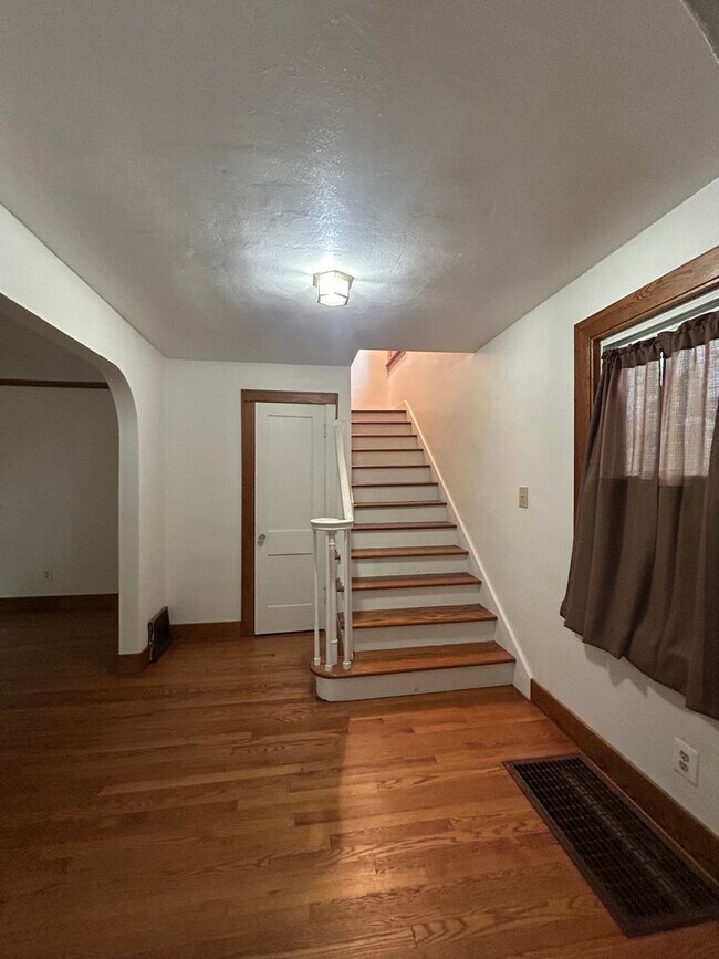 Building Photo - 4 Bedroom House On Campus (Available For 3 Students)