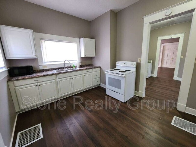 Building Photo - 1418 5th Ave