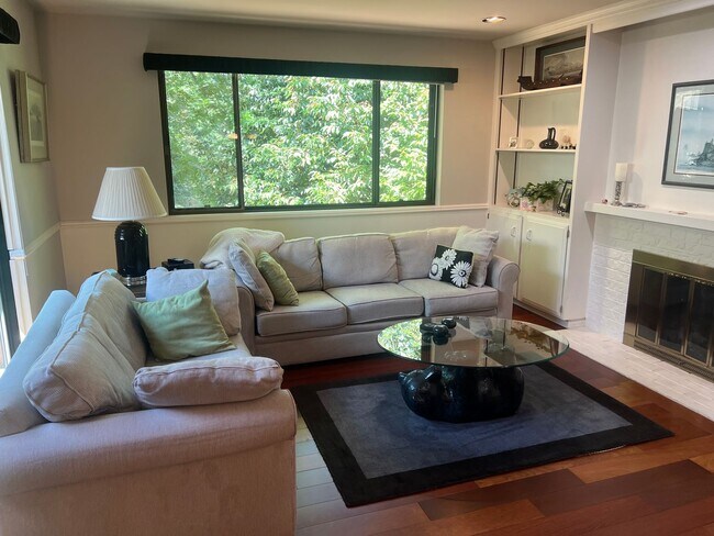 Building Photo - 6bd/3ba Bellevue House