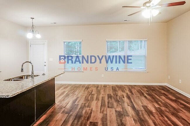 Building Photo - HOLIDAY SPECIAL - December RENT IS FREE!