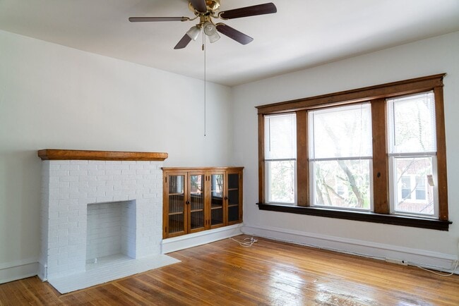 Building Photo - Andersonville - 2 Bed / 1 Bath - Heat Incl...