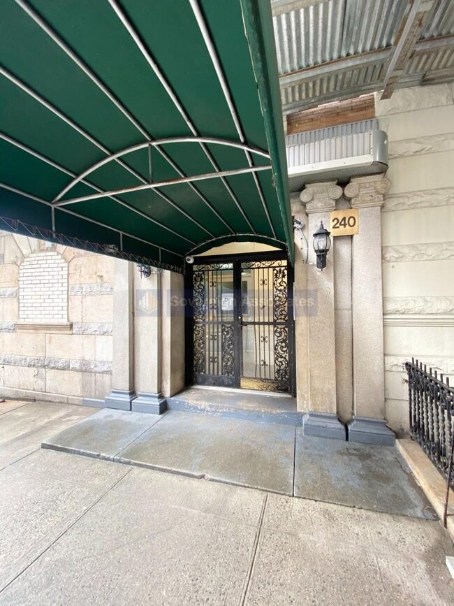 Foto del edificio - 240 W 104th St
