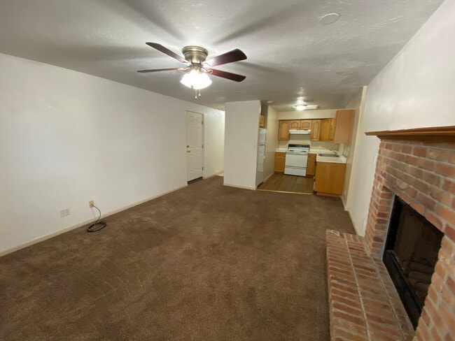Building Photo - Cute 1 bed 1 bath Townhome