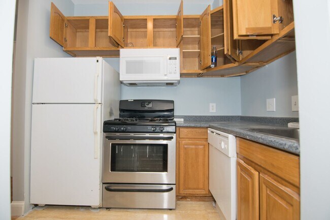 Building Photo - SEPT 4bed w/ 1.5 bath in Alston - B line! ...