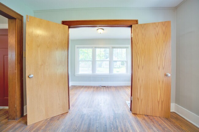Building Photo - 4 Bedroom House for Rent!