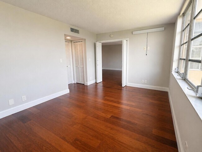 Foto del edificio - 4030 W Palm Aire Dr