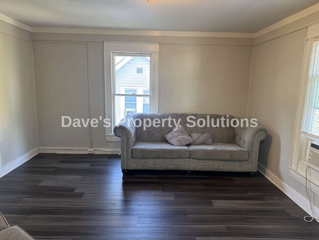 Foto del edificio - Move-In Ready Upstairs Unit | New Flooring, Eat-In Kitchen & Tons of Closets
