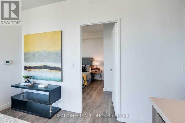 Photo du bâtiment - 8 Eglinton Ave E