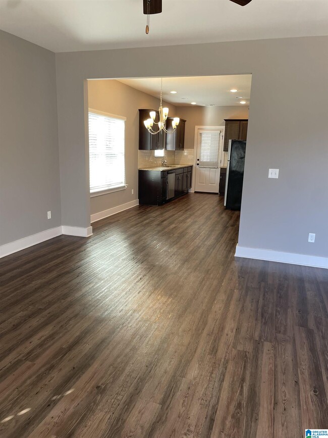 Building Photo - 3982 Valley Manor