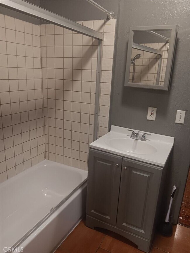 Foto del edificio - 1537 W 58th Pl