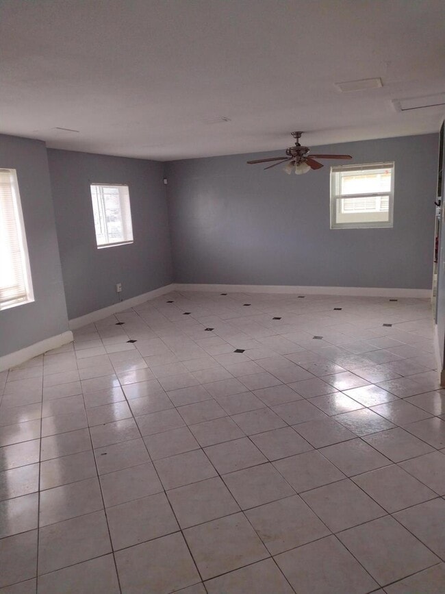 Building Photo - 5911 Barbados Way E