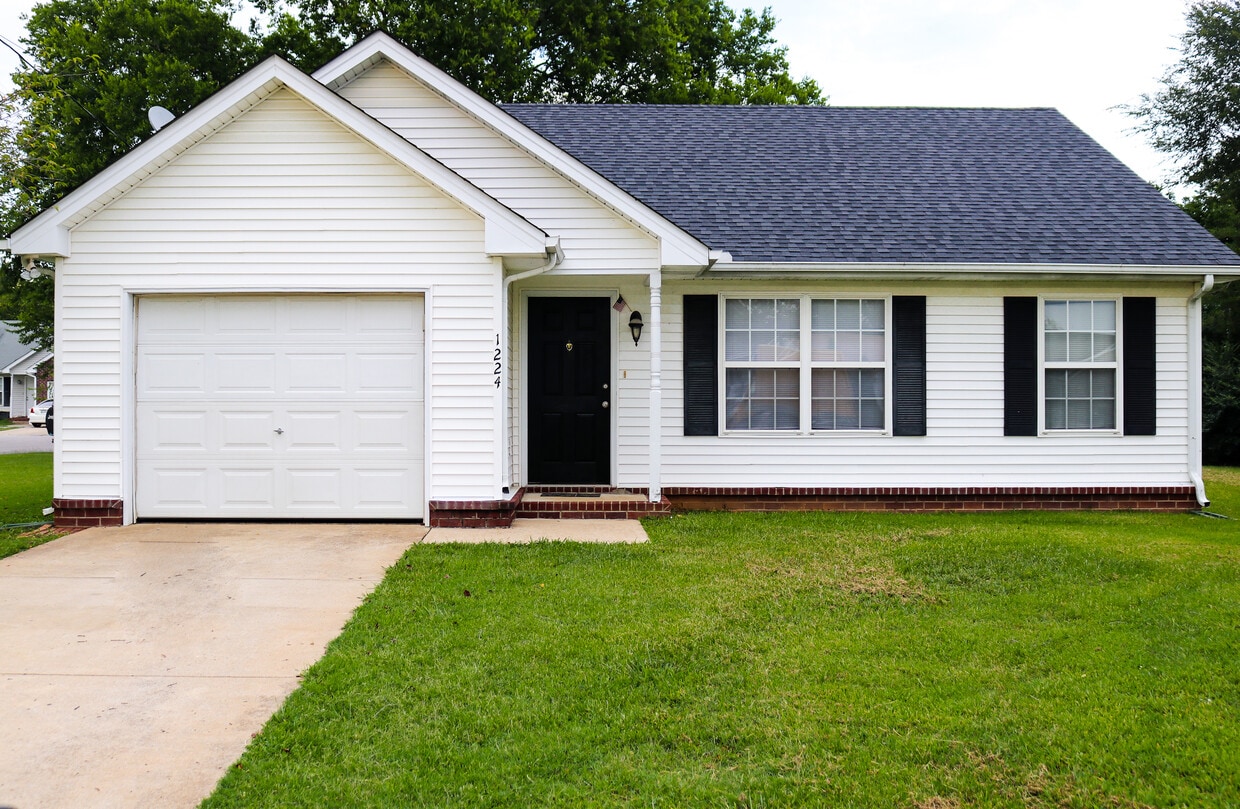 Primary Photo - 1224 Eastwoods Dr