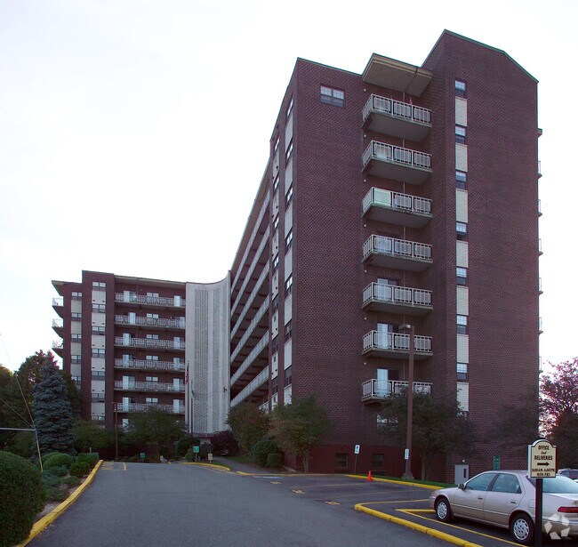 Foto del edificio - Town Brook House Apartments