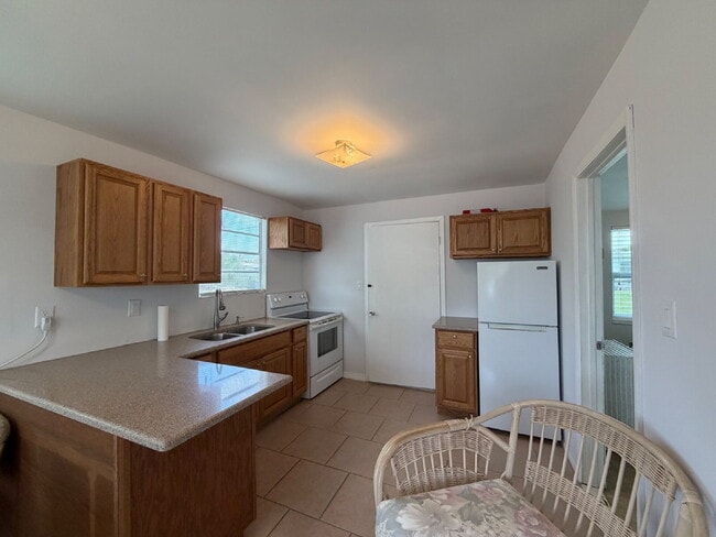 Foto del edificio - "Charming 1-Bedroom Retreat in North Port – Cozy 700 Sq Ft Oasis!"