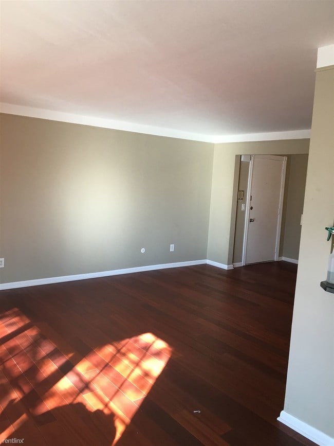 Building Photo - 408 Fox Hills Dr S