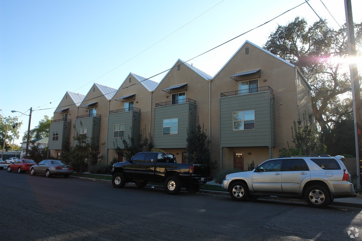 Primary Photo - 536 Cedar St