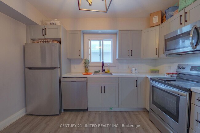 Photo du bâtiment - Main Floor 3 Bedroom Rental – All Inclusiv...