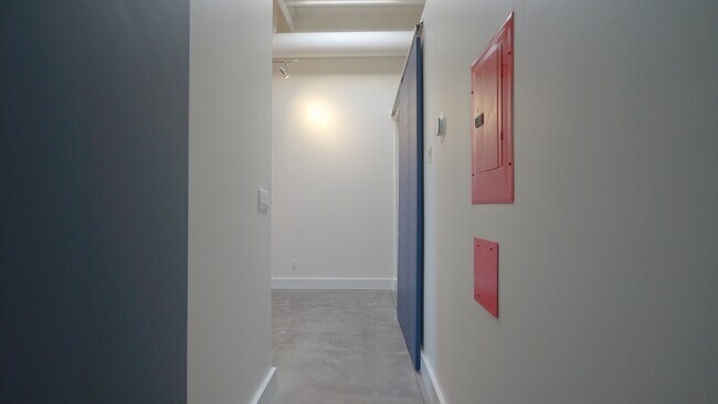Building Photo - 550-550 Hopewell Ave