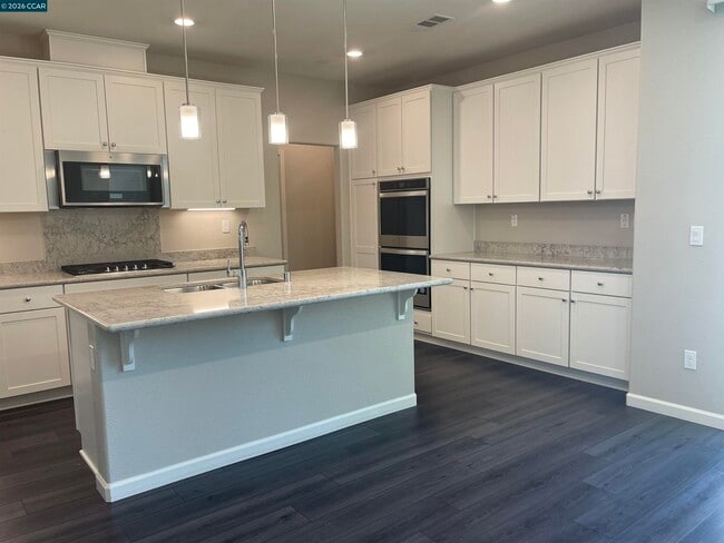 Building Photo - 777 Country Club Dr