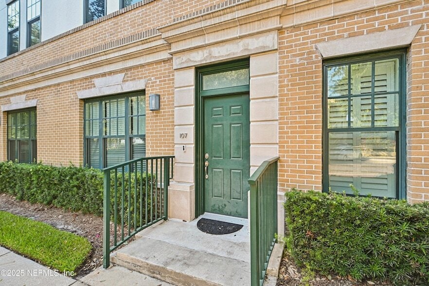 Primary Photo - 1661 Riverside Ave