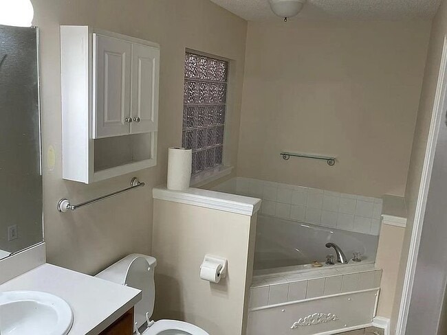 Building Photo - 329 Hallowes Dr