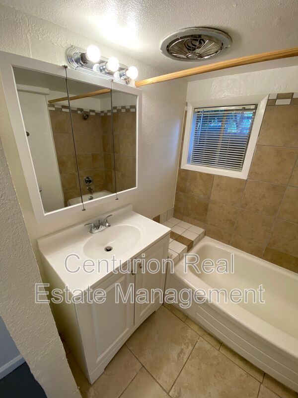 Foto del edificio - 637B Thompson Ave